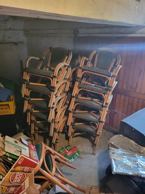 un tas de chaises et des caisses de bière dans un garage