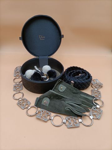 DIOR. Boîte  de parfum garnie d’une ceinture tressée noir coton, 
