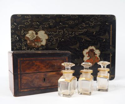 cinq petites bouteilles en verre et une boîte en bois posées sur la table