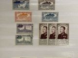 une photo montrant une collection de timbres accrochée au mur