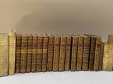plusieurs vieux livres empilés sur une surface blanche