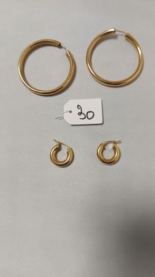 deux paires de boucles d'oreilles créoles en or et une petite boucle d'oreille créole en or