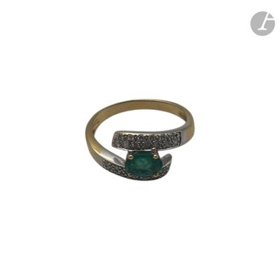 gros plan d'une bague en or avec une pierre verte