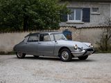 une voiture argentée garée devant une maison