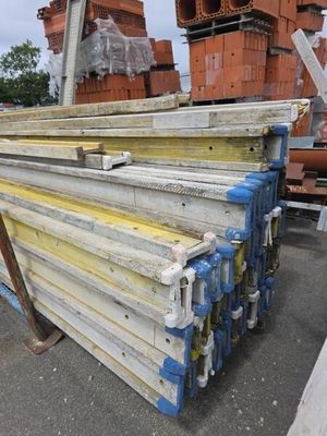 de nombreux types différents de barres d'acier empilées les unes sur les autres