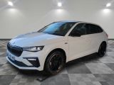 un SUV blanc de marque Ske garé sur un sol à damier