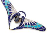 un gros plan sur une broche bleue et blanche sertie de diamants