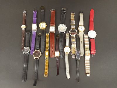 tout un tas de montres alignées sur la table