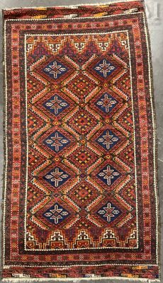 un vieux tapis orné d'un motif géométrique