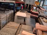 de nombreuses pièces de bois empilées dans une pièce