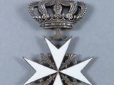 an image of a medal with a crown on top of it