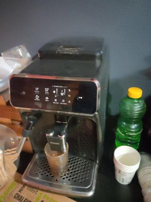une machine à café posée sur une table