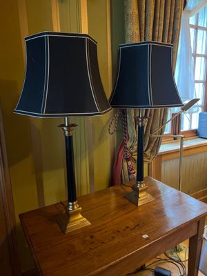 deux lampes posées sur une table dans une pièce