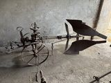 une petite machine posée sur le sol
