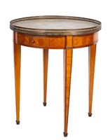 Table bouillotte en bois de placage à décor géométrique, le …