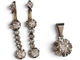 deux paires de boucles d'oreilles en diamant et un pendentif