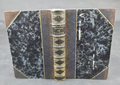 un livre ouvert sur une table
