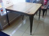 une table et des chaises dans une pièce carrelée