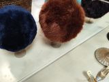 une table sur laquelle sont posés de nombreux chapeaux et autres objets