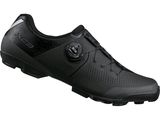 gros plan d'une paire de chaussures noires sur fond blanc