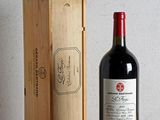 une bouteille de vin posée à côté d'une caisse en bois