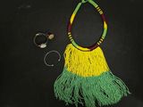 gros plan d'un collier et d'une bague sur une table