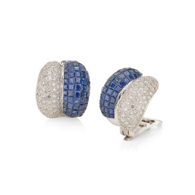 une paire de boucles d'oreilles en saphir et diamant
