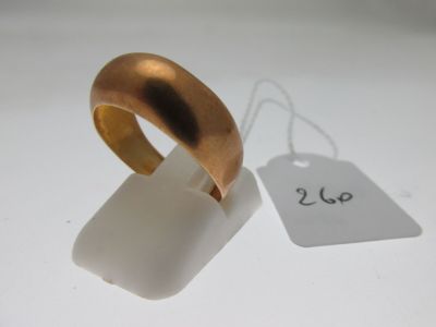 une photo d'une bague en or à laquelle est accrochée une étiquette de prix