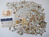 beaucoup de pièces et un petit bout de papier
