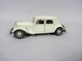 une petite voiture blanche posée sur une surface blanche