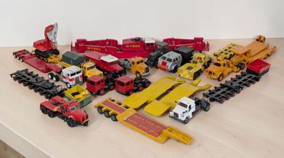 un grand nombre de jouets posés sur une table