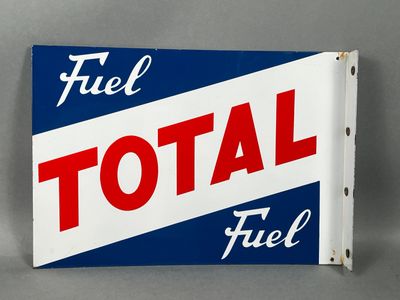 un gros plan d'un panneau bleu et blanc sur lequel on peut lire « fuel total fuel »