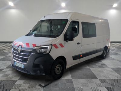 la photo d'une camionnette blanche garée dans un garage