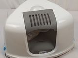 un panier pour chat blanc et gris avec un chat dedans