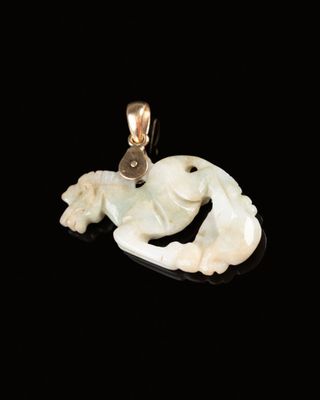 PENDENTIF à décor d'un cheval Jade, monture en or jaune 18K