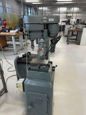 une machine placée au milieu d'une pièce