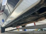 un gros plan d'une voiture garée dans un garage