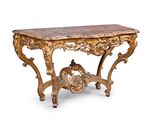 une console richement sculptée avec un plateau en marbre