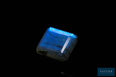 gros plan d'une pierre bleue sur une surface noire
