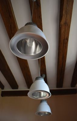 Lot de trois SUSPENSIONS en plastique Dim.