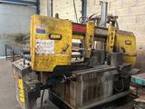 une grande machine installée dans un bâtiment