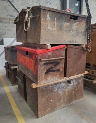 de nombreux cartons empilés les uns sur les autres dans un entrepôt