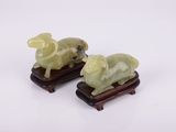 paire de figurines d'éléphants en jade vert sculpté sur un socle en bois