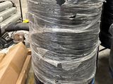 de nombreux rouleaux de plastique enroulés autour d'une grande machine