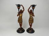 paire de figurines anciennes en bronze représentant une femme tenant un vase