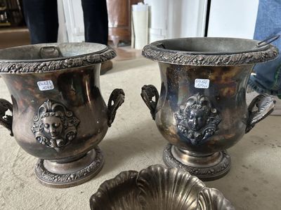 Paire de cache pot sur piédouche en métal argenté à décor de… - Photo 1