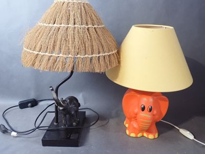 Lot de 2 lampes, piètement en forme d'éléphant, céramique et…