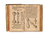 un vieux livre sur lequel figure un dessin représentant des cuillères et des cuillères-cuillères
