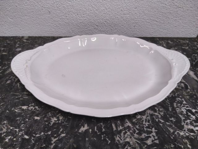 Plat à rôti en porcelaine blanche. Largeur 53 cm