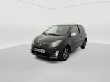 La petite voiture noire est garée dans une pièce blanche.